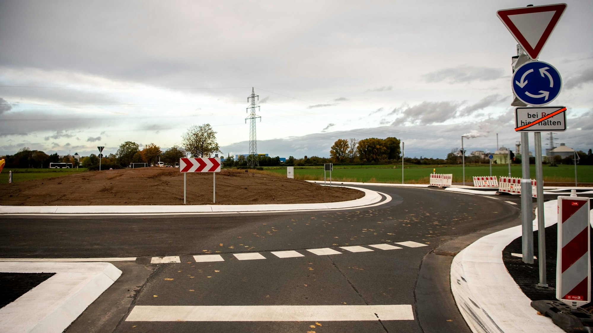 Das Bild zeigt den Kreisel an der K24 und die hinter einem Schild nicht gut zu sehende Ampel.