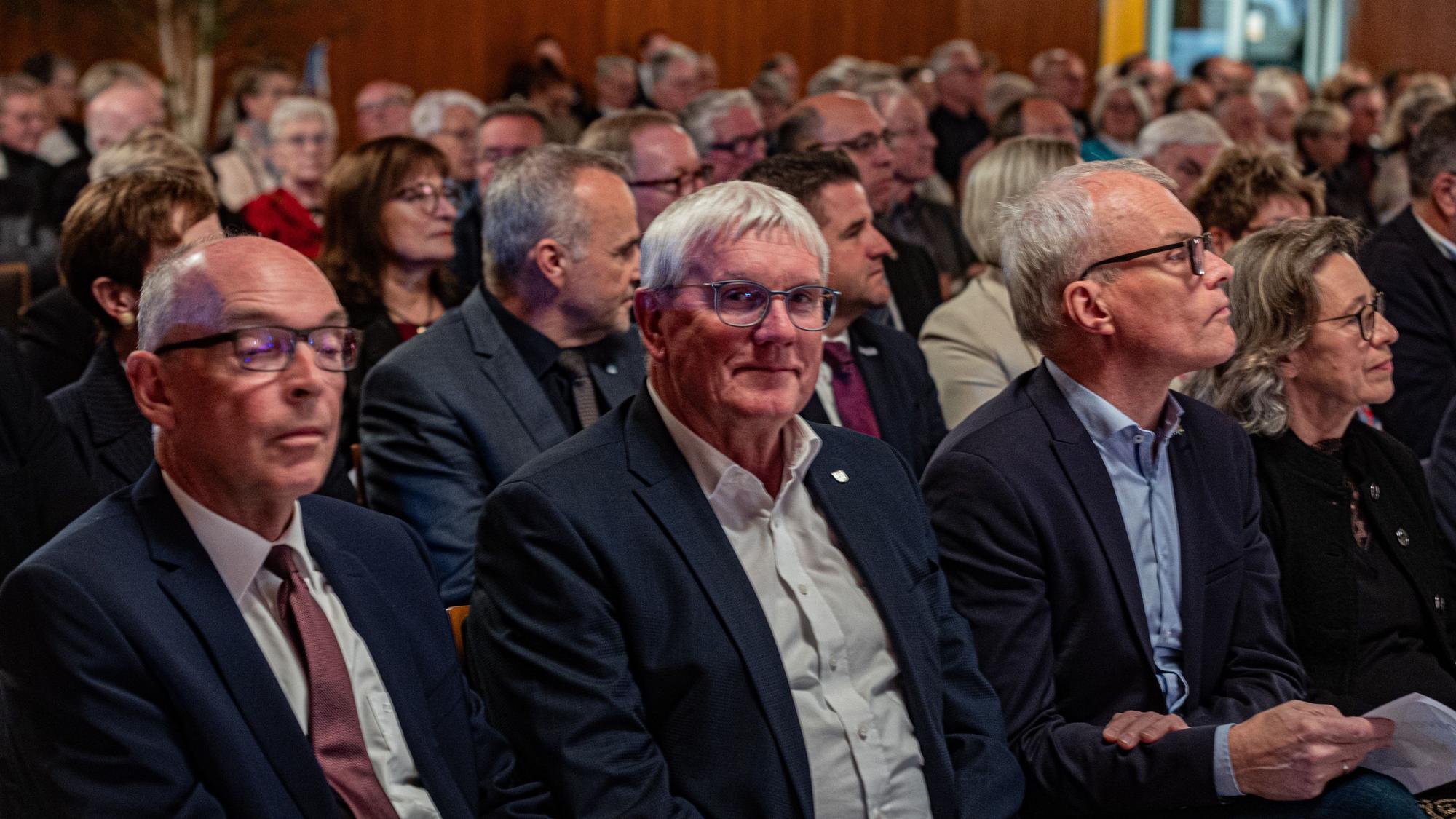 Laudator Rafael Knauber, Landrat Sebastian Schuster, Oliver Krauß (MdL) und Stefan Raetz' Ehefrau Birgitta