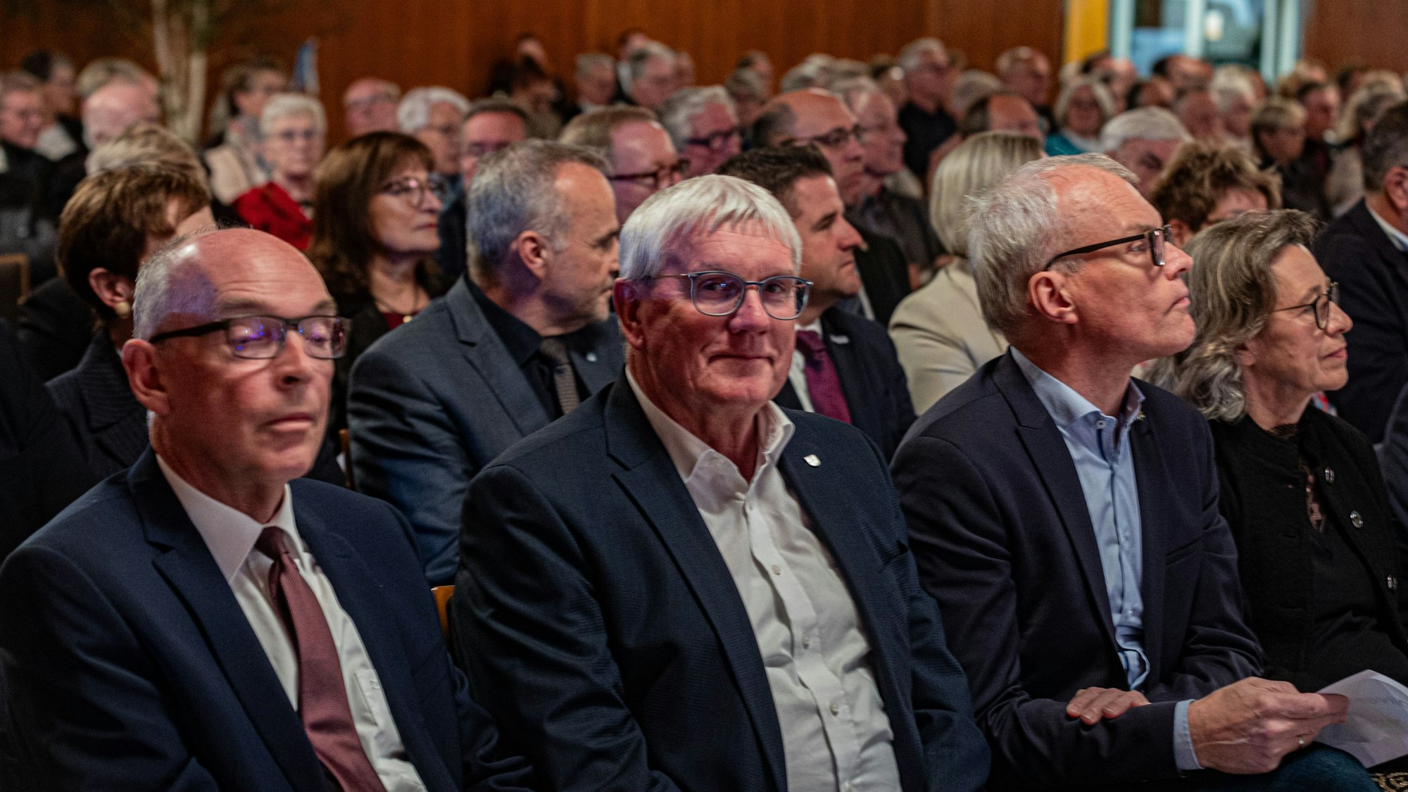 Laudator Rafael Knauber, Landrat Sebastian Schuster, Oliver Krauß (MdL) und Stefan Raetz' Ehefrau Birgitta
