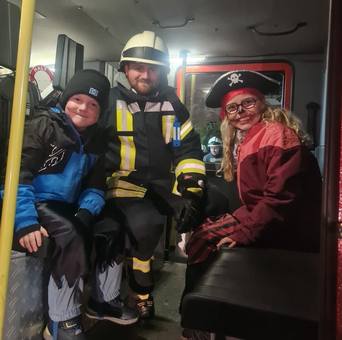 Feuerwehreinsatz in Wingst: Junge Kinder haben an Halloween eine gestürzte Frau entdeckt und den Rettungsdienst alarmiert.