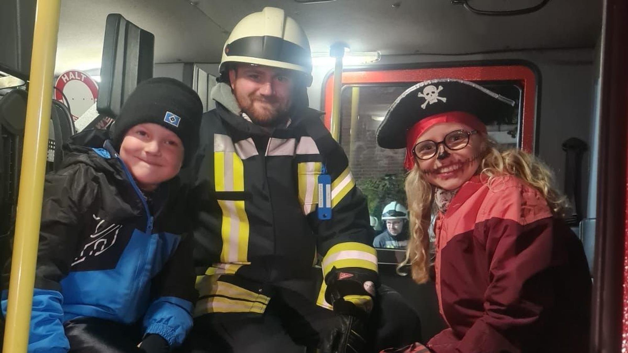Feuerwehreinsatz in Wingst: Junge Kinder haben an Halloween eine gestürzte Frau entdeckt und den Rettungsdienst alarmiert.