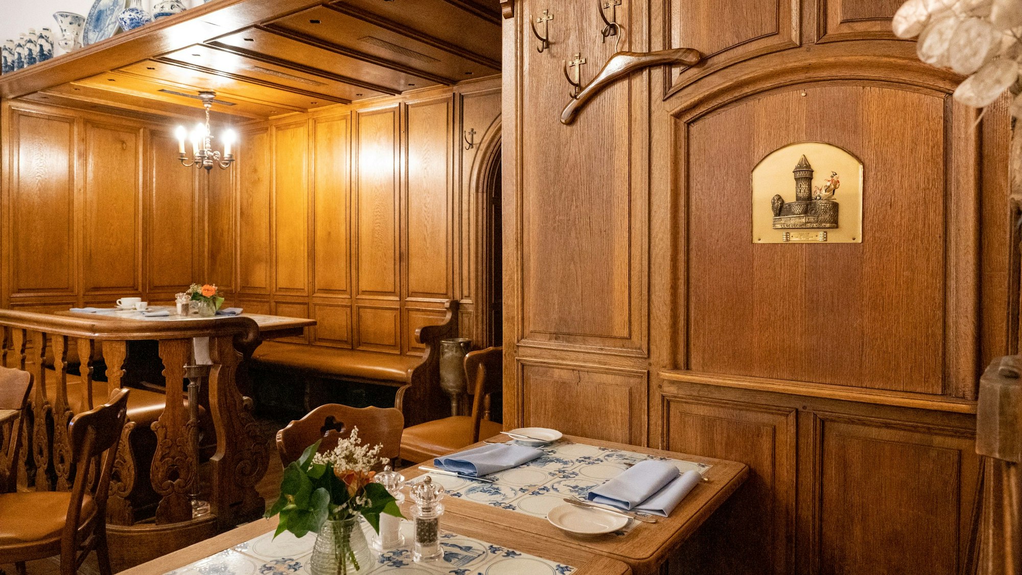 Altmodische Einrichtung des „Em Krützche“ mit holzvertäfelten Wänden