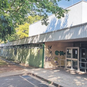 Der Eingangsbereich der Sporthalle mit Graffiti-Schmierereien.