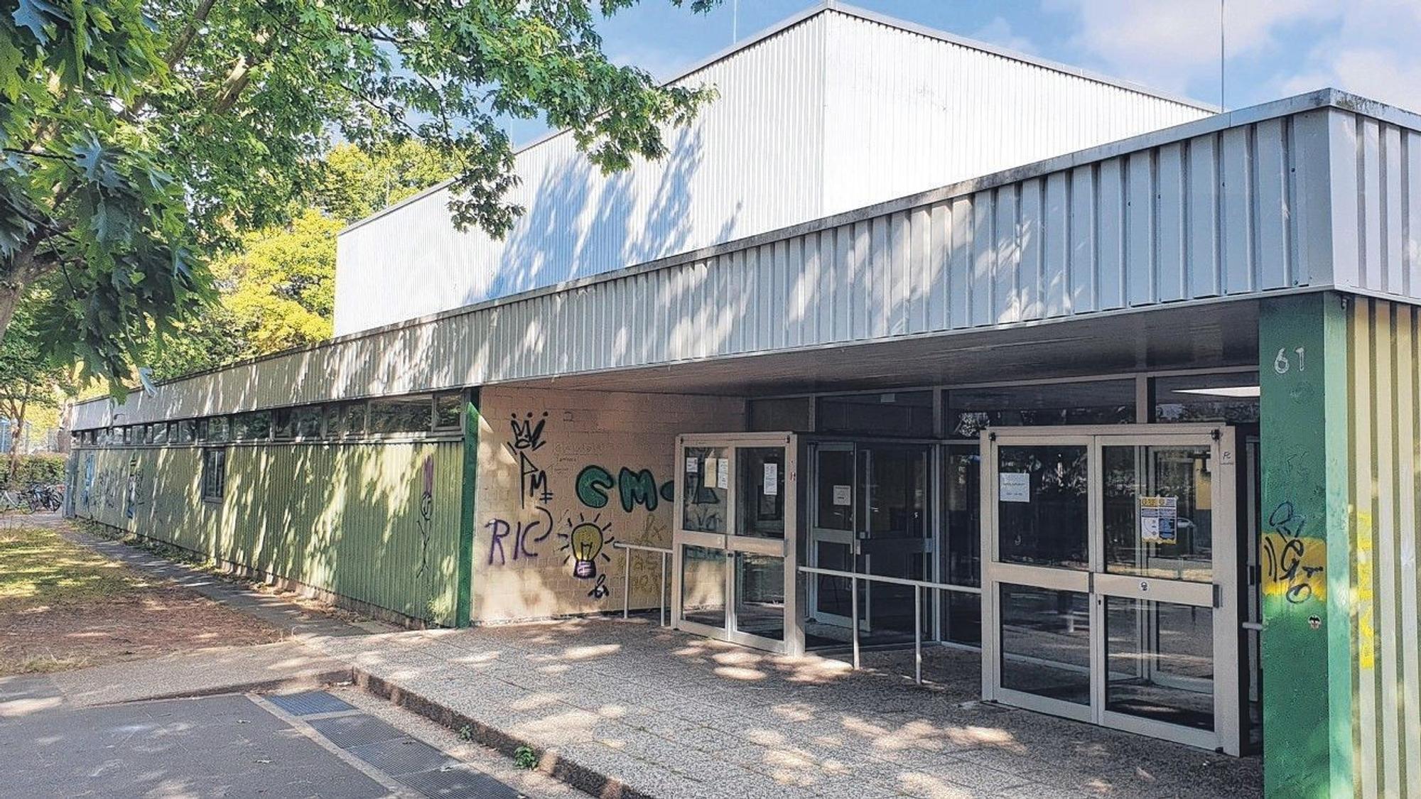 Der Eingangsbereich der Sporthalle mit Graffiti-Schmierereien.