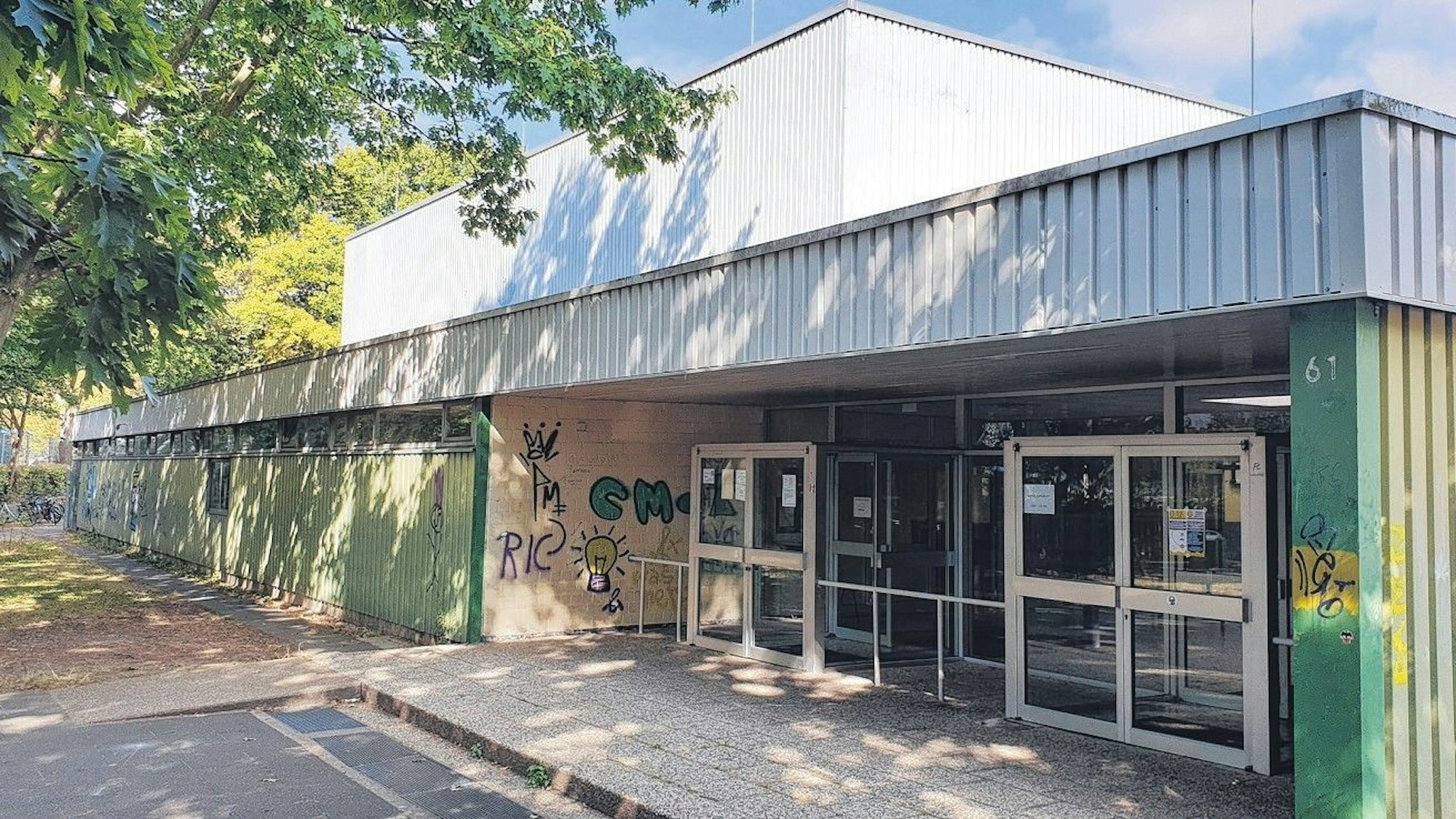 Der Eingangsbereich der Sporthalle mit Graffiti-Schmierereien.