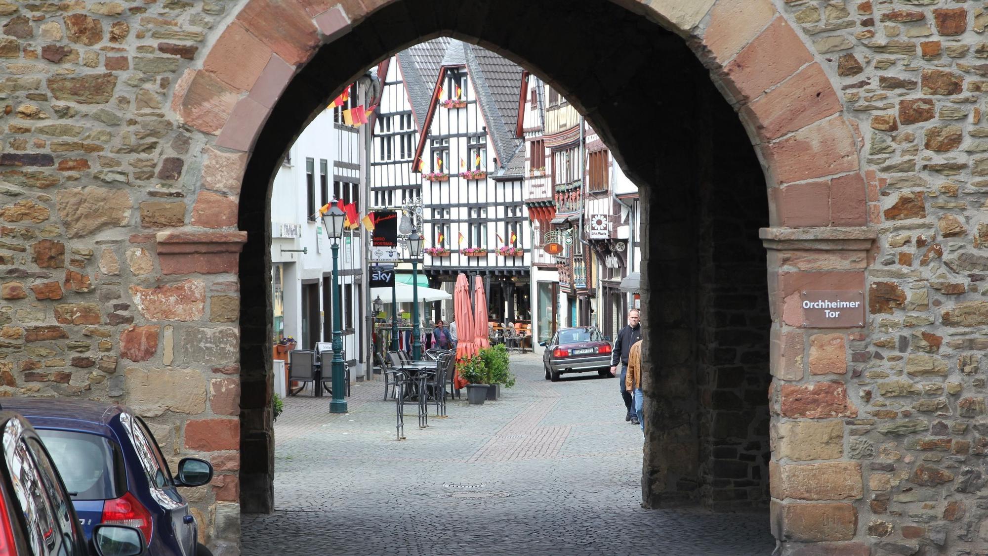 Ein Blick durch das Orchheimer Tor auf die Orchheimer Straße.
