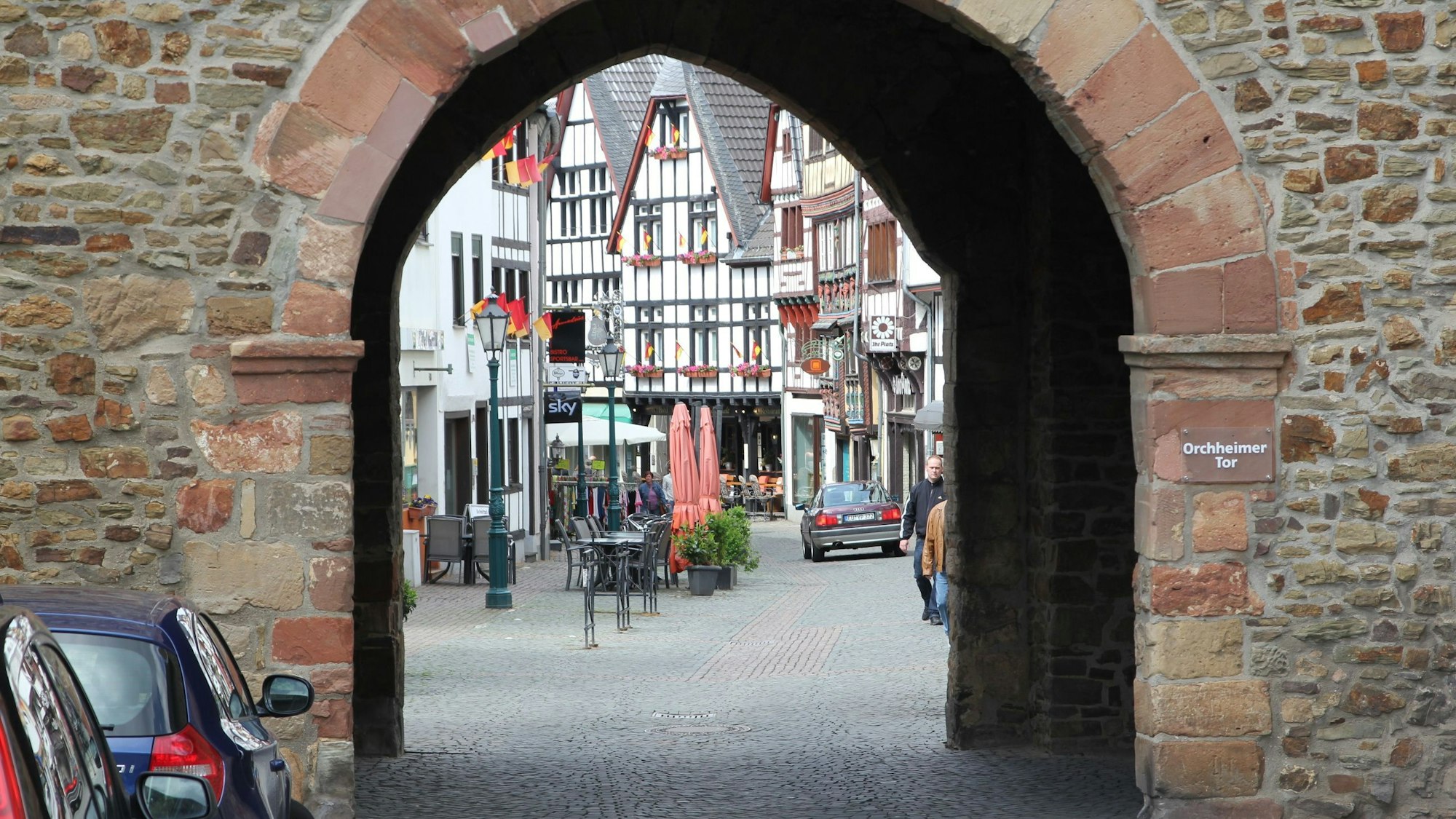 Ein Blick durch das Orchheimer Tor auf die Orchheimer Straße.