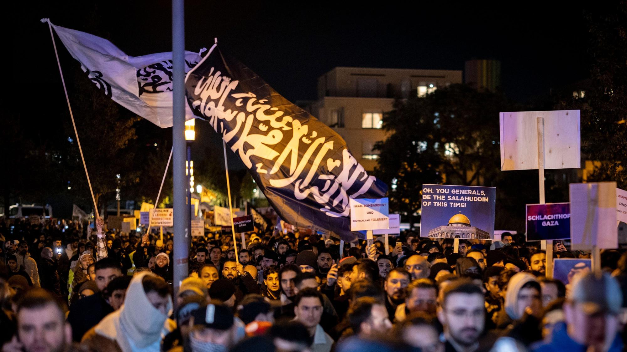Essen: Eine Fahne mit arabischer Schrift weht bei der Kundgebung „Gaza unter Beschuss - gemeinsam gegen das Unrecht“. Begleitet von starken Kräften der Polizei demonstrierten die Teilnehmer gegen den israelischen Militäreinsatz im Gazastreifen.