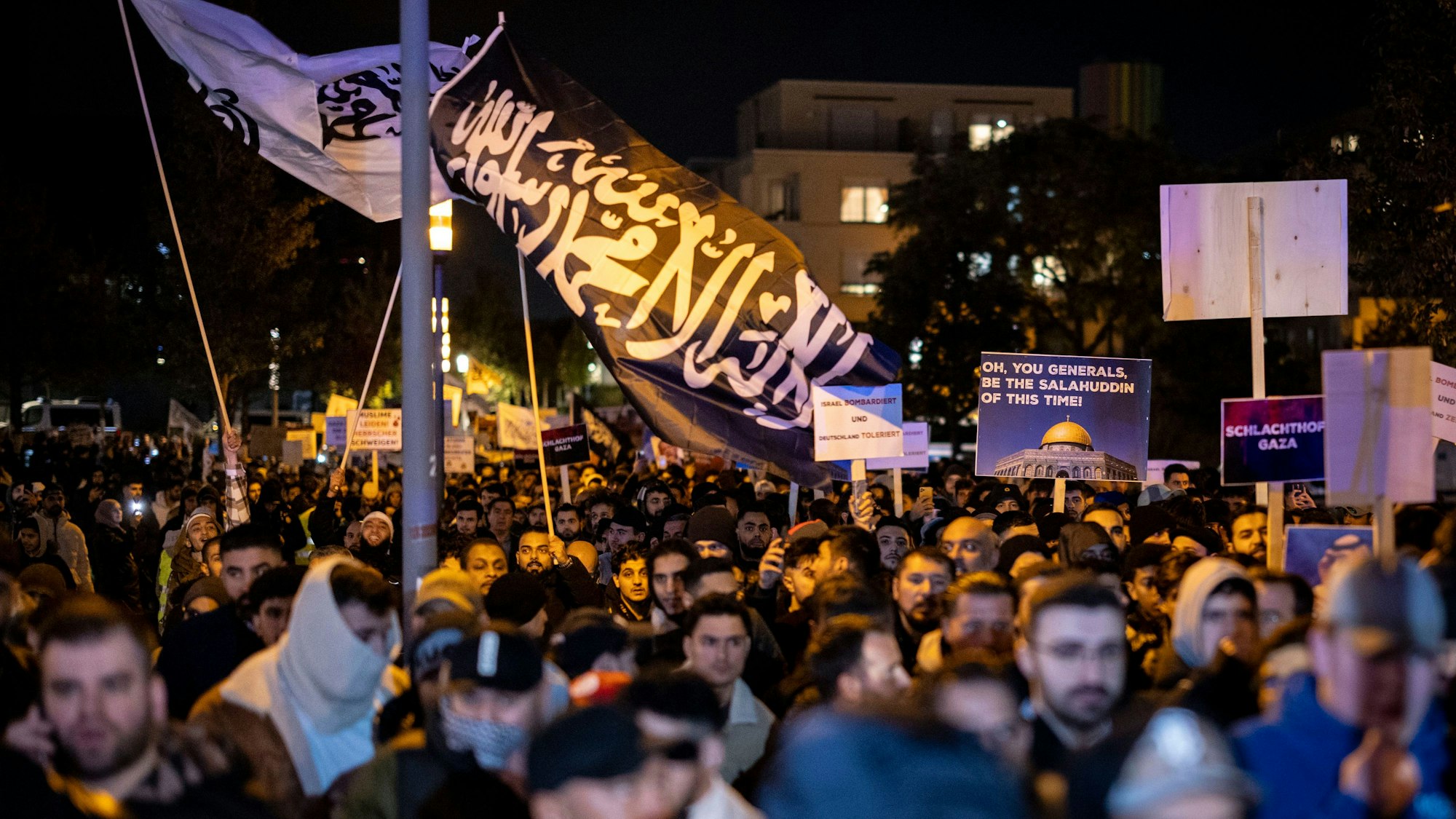 Eine Fahne mit arabischer Schrift weht bei der Kundgebung «Gaza unter Beschuss - gemeinsam gegen das Unrecht». Viele Demonstranten nehmen daran teil.