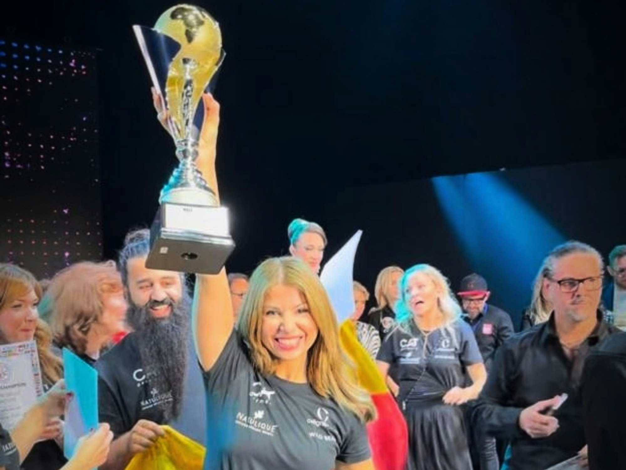 Viktoria Becker reckt einen Pokal in die Höhe.