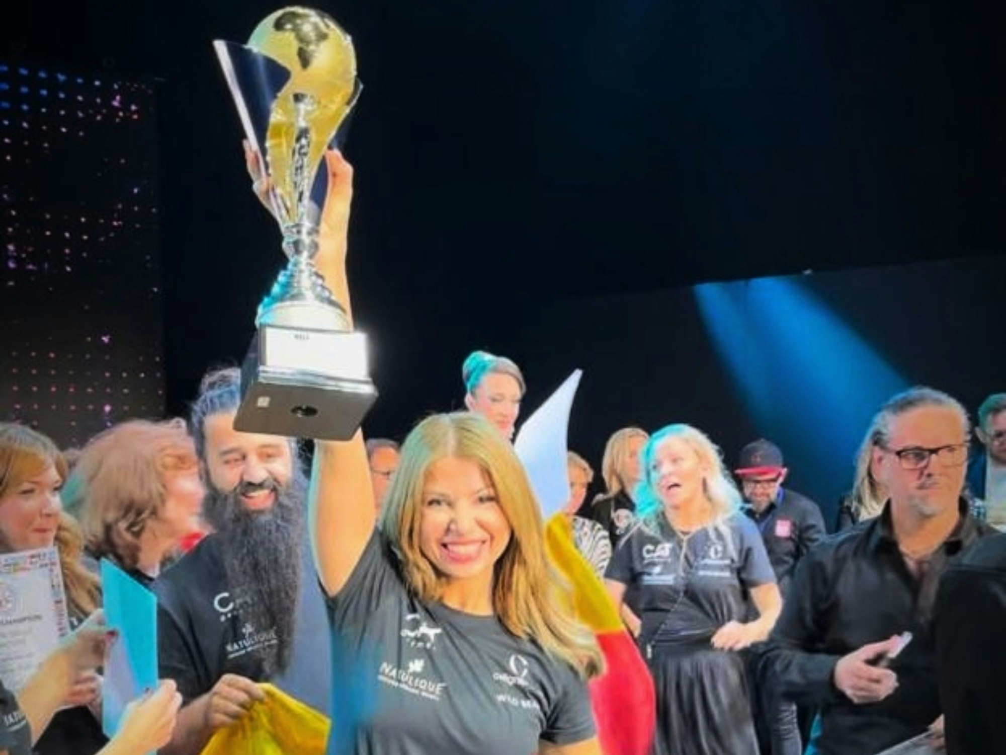 Viktoria Becker reckt einen Pokal in die Höhe.