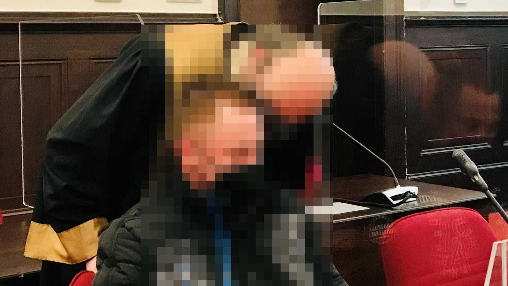Ein Mann sitzt auf der Anklagebank.