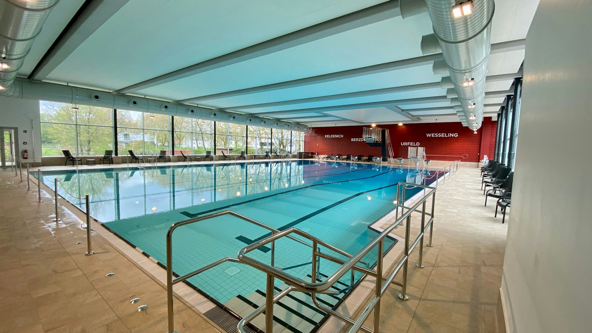 Das Foto zeigt das leere Schwimmbecken des Gartenhallenbads.