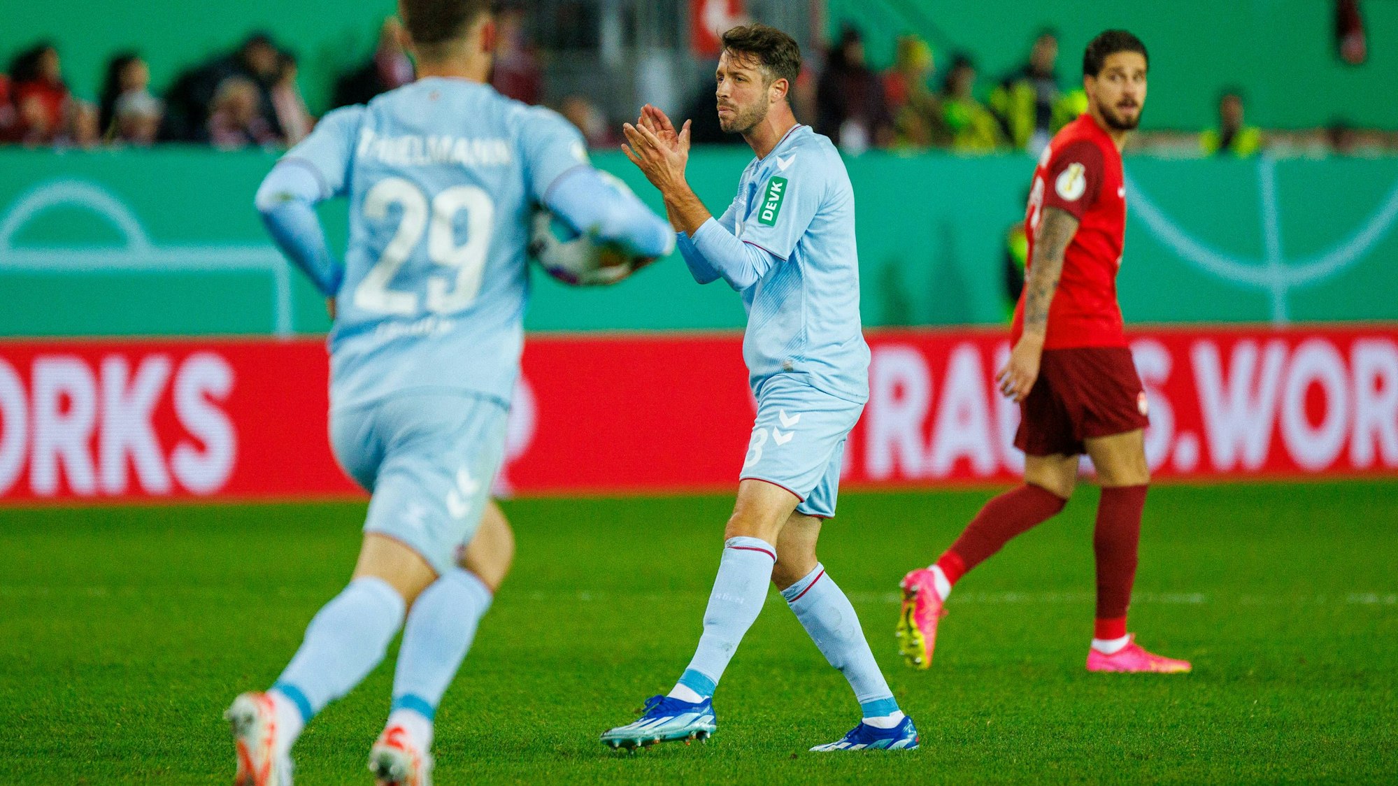 Mark Uth klatscht auf der Spielfläche in die Hände.