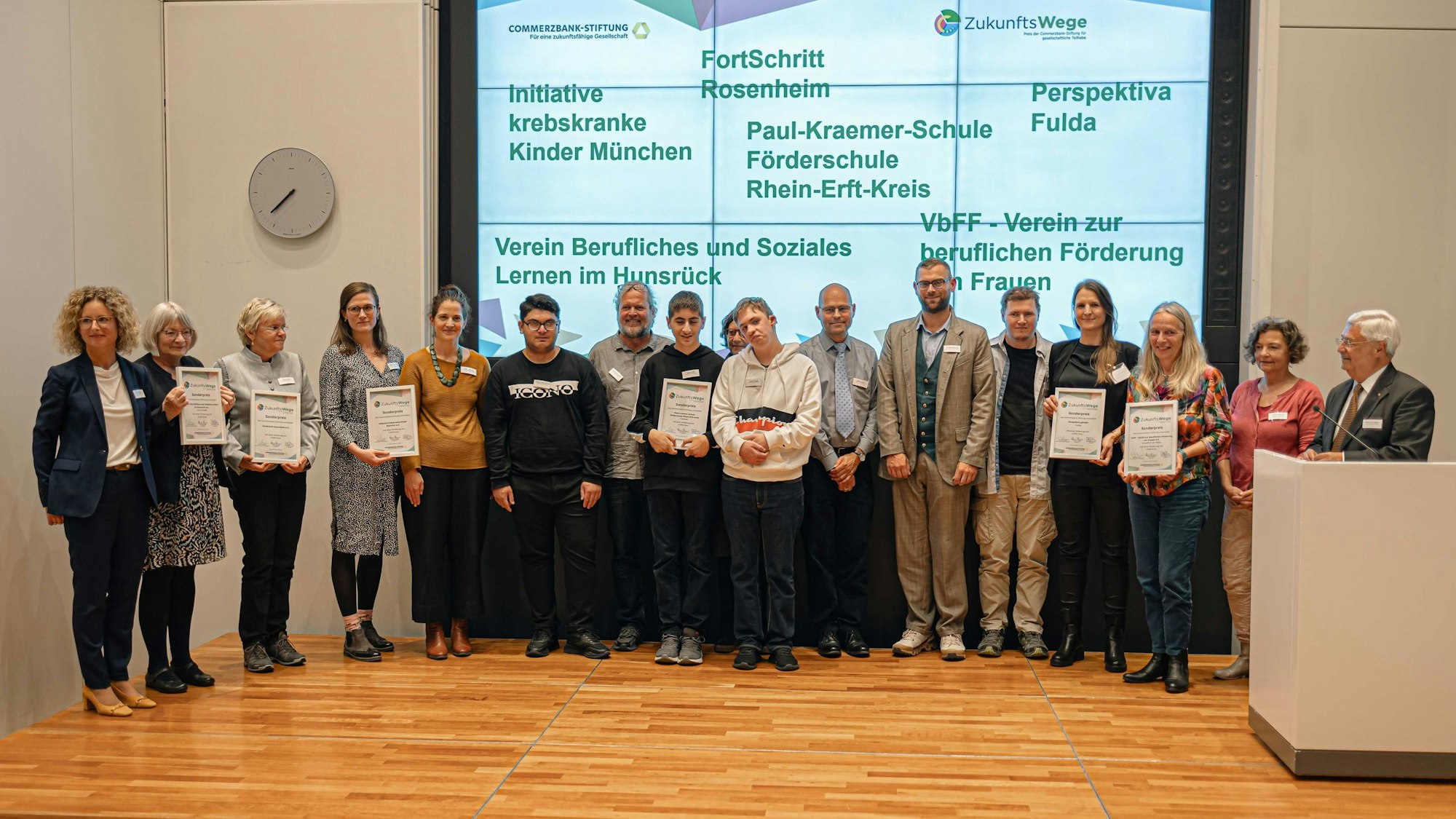 Auf dem Bild ist die Gruppe der Schüler nach der Preisverleihung zu sehen.