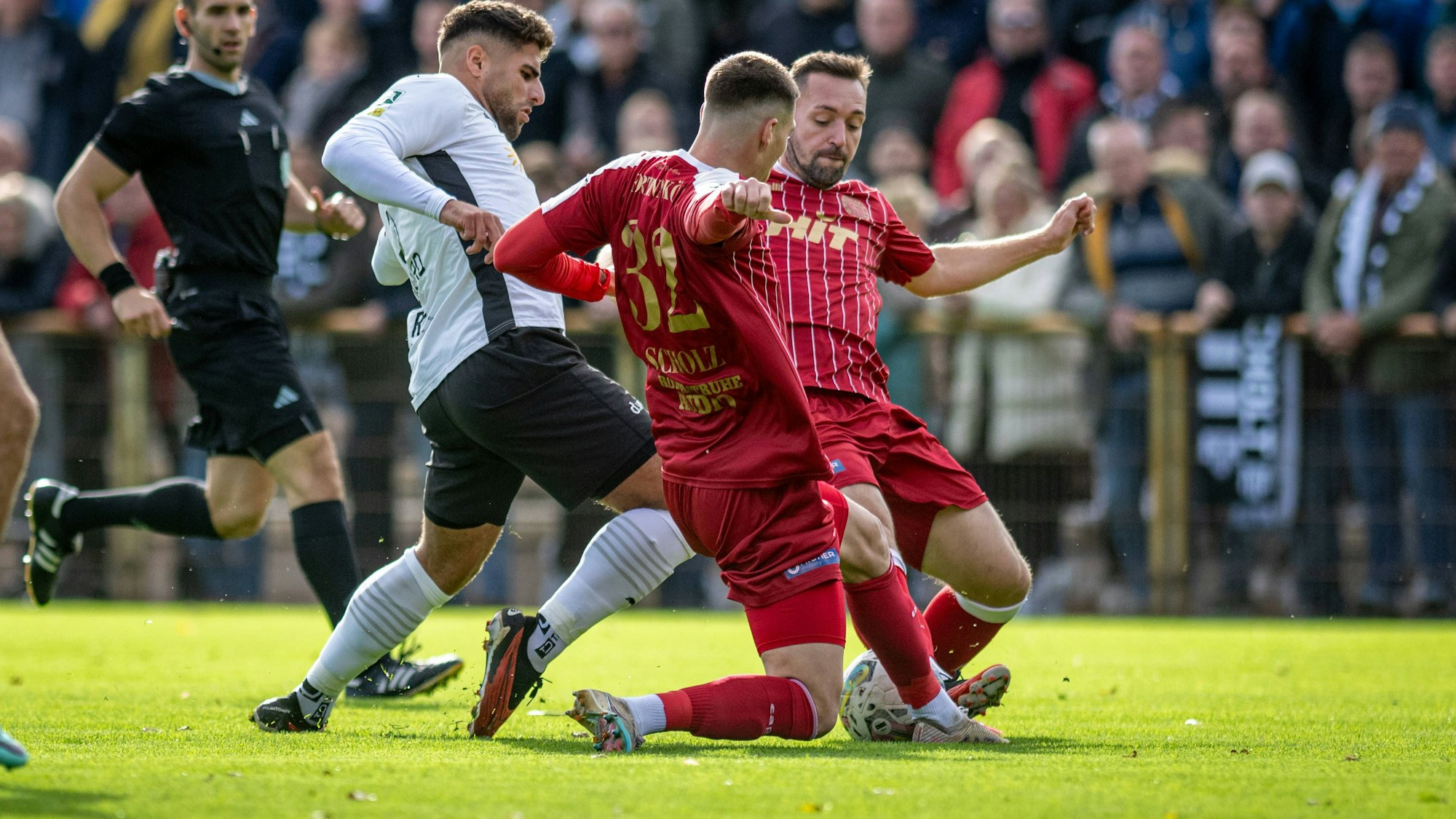 Fussball, Saison 2023/2024, Regionalliga West, 21.10.2023, 12. Spieltag, Herren, 1.FC Bocholt weiss vs. SC Fortuna Koeln rot /// v.l.: Malek Fakhro 1.FC Bocholt, Jonas Scholz SC Fortuna Köln, Maik Kegel SC Fortuna Köln, Bocholt Stadion am Huenting Nordrhein-Westfalen Deutschland *** Football, Season 2023 2024, Regionalliga West, 21 10 2023, Matchday 12, Men, 1 FC Bocholt white vs SC Fortuna Koeln red v l Malek Fakhro 1 FC Bocholt , Jonas Scholz SC Fortuna Köln , Maik Kegel SC Fortuna Köln , Bocholt Stadion am Huenting Nordrhein Westfalen Germany 231021_fb_1fc-bocholt_fortuna-koeln_22838