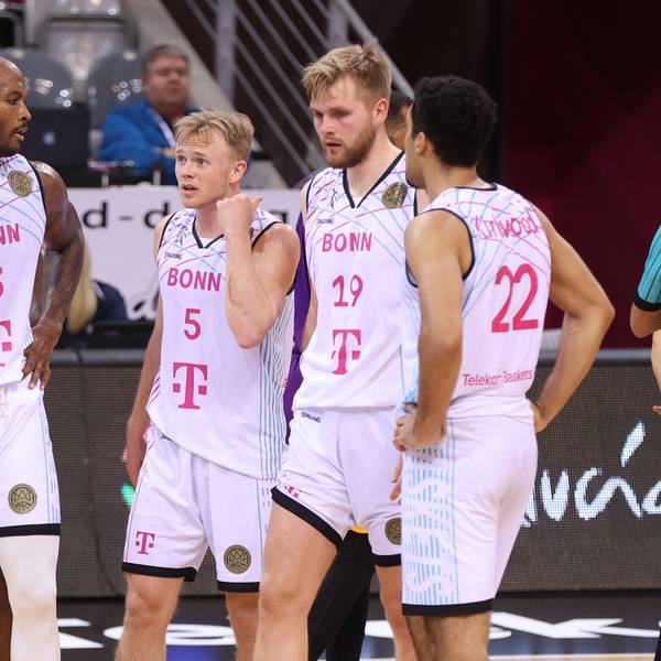 Enttäuschte Baskets nach der Niederlage gegen Holon.