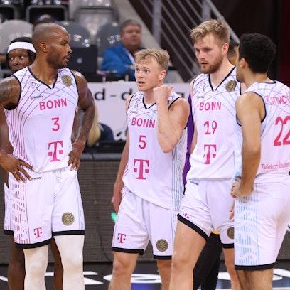 Enttäuschte Baskets nach der Niederlage gegen Holon.