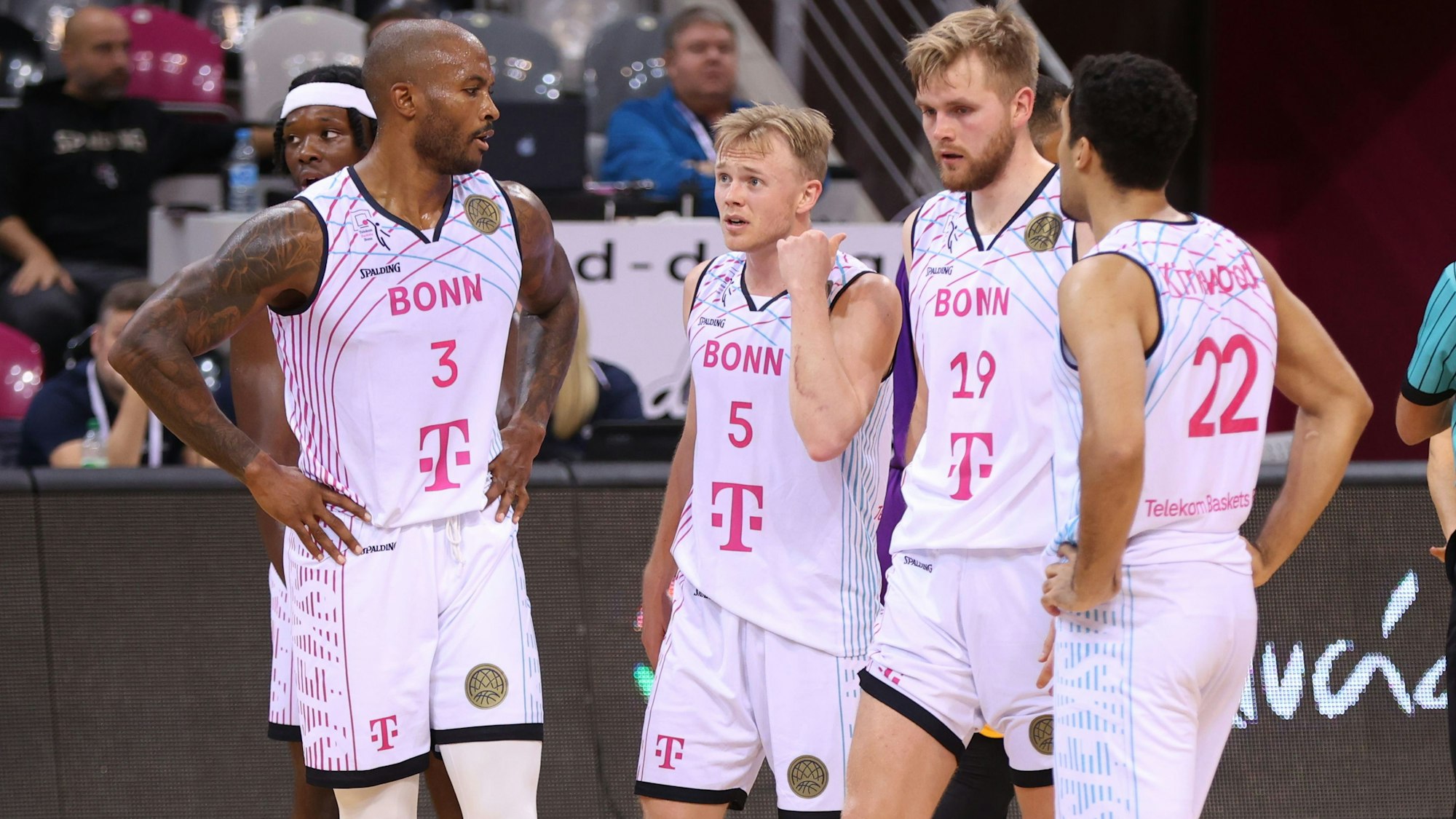 Enttäuschte Baskets nach der Niederlage gegen Holon.