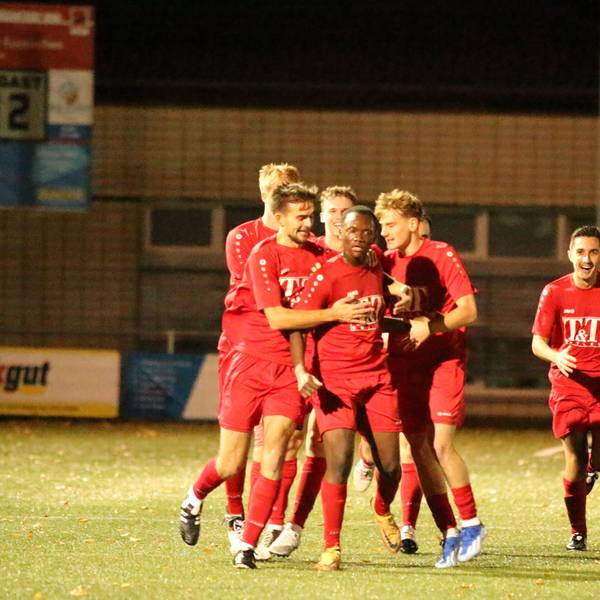 Das Bild zeigt jubelnde Spieler der JSG Erft 01 Euskirchen nach dem Tor von Prince Yoka.