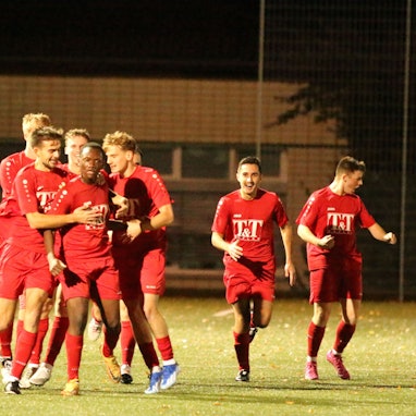 Das Bild zeigt jubelnde Spieler der JSG Erft 01 Euskirchen nach dem Tor von Prince Yoka.
