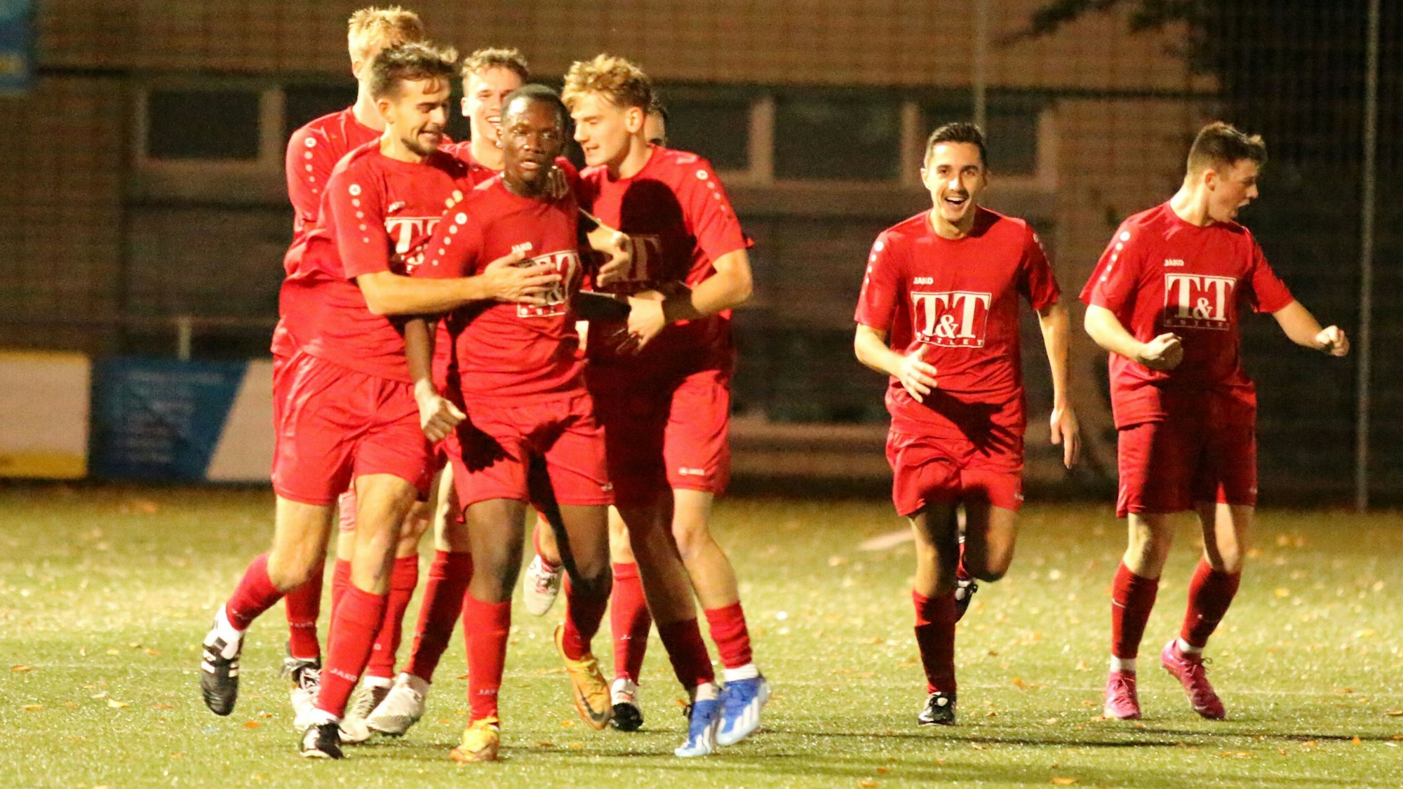Das Bild zeigt jubelnde Spieler der JSG Erft 01 Euskirchen nach dem Tor von Prince Yoka.