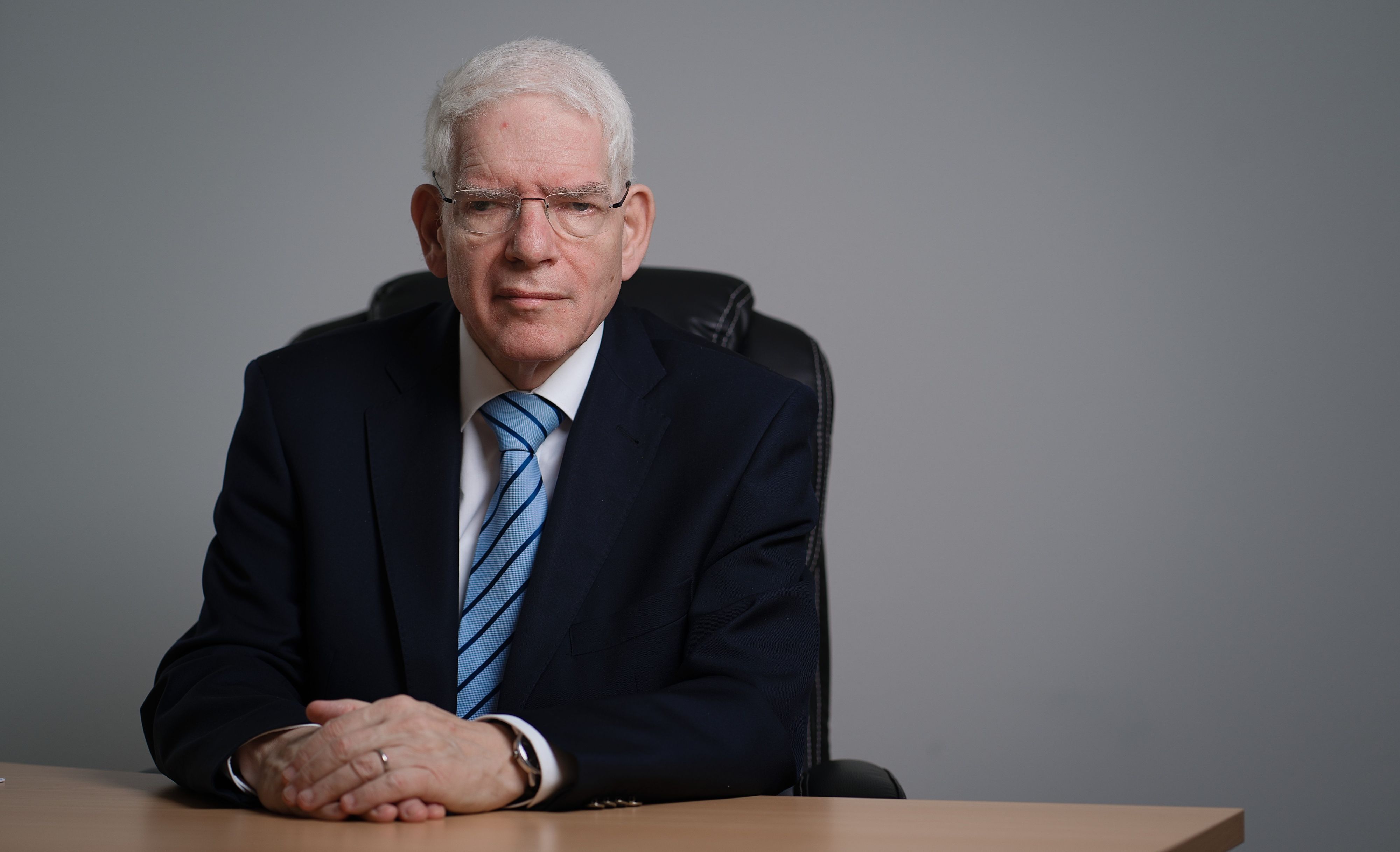 ARCHIV - 04.11.2021, Bayern, Würzburg: Josef Schuster, Präsident des Zentralrats der Juden in Deutschland, sitzt bei einem Fototermin in seinem Büro.