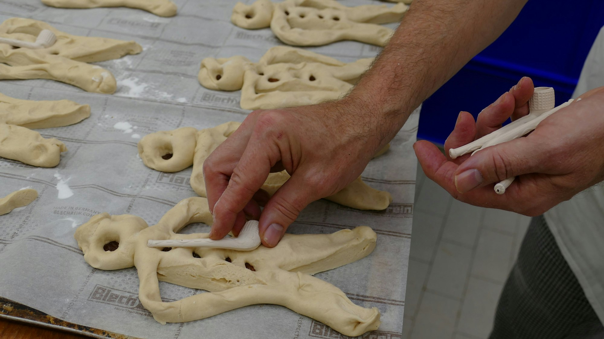 Weckmänner in der Zubereitung.