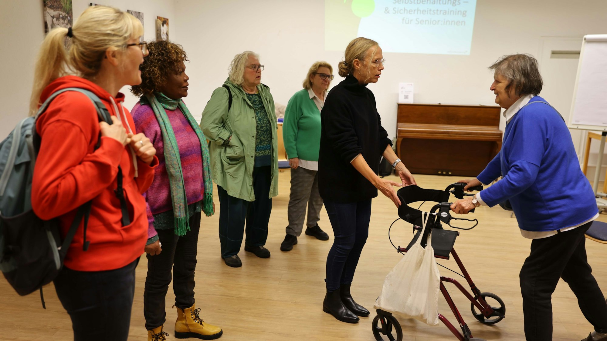 Catrin Wegner zeigt, wie der Rollator zur Selbstverteidigung dient