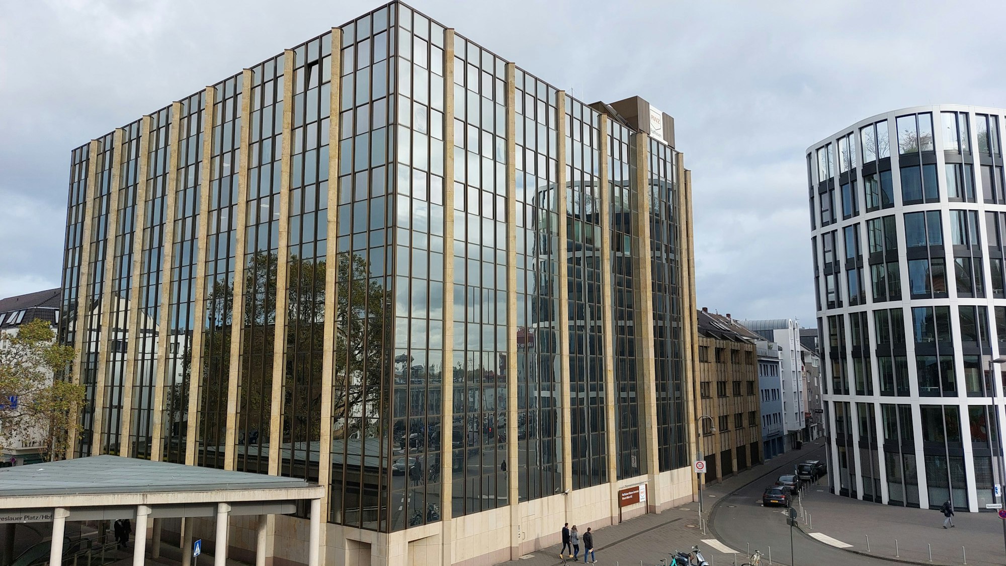 Alles nur Fassade: Hinter den Spiegeln verbirgt sich der alte Hochbunker.