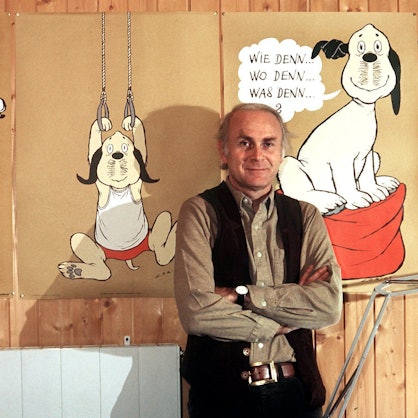 Vicco von Bülow steht in seinem Haus vor Plakaten mit dem Zeichentrickhund "Wum". Vicco von Bülow alias Loriot prägte Generationen und bereicherte die deutsche Sprache. Sein zehnter Todestag jährt sich am 22. August.
