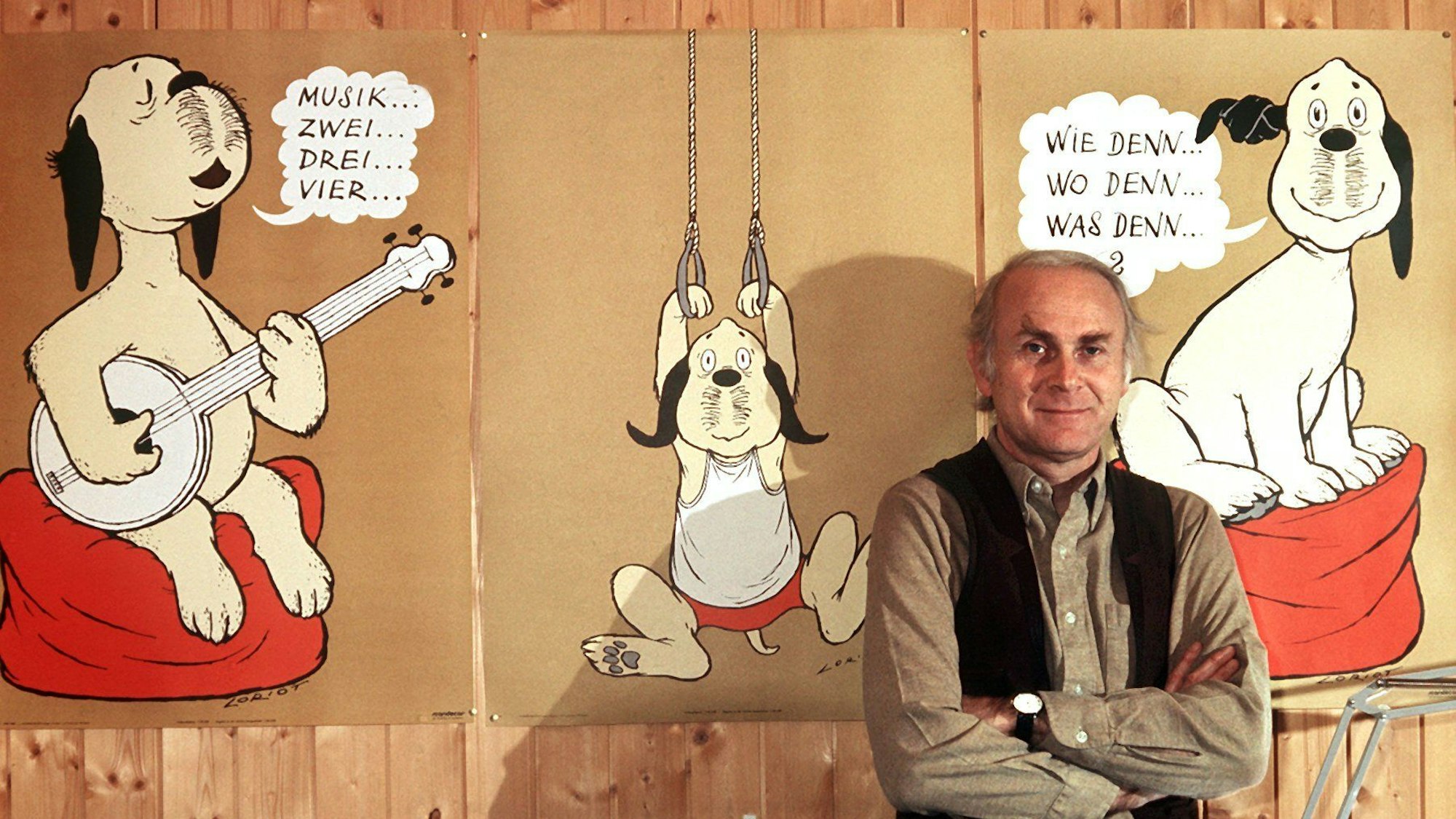 Vicco von Bülow steht in seinem Haus vor Plakaten mit dem Zeichentrickhund "Wum". Vicco von Bülow alias Loriot prägte Generationen und bereicherte die deutsche Sprache. Sein zehnter Todestag jährt sich am 22. August.