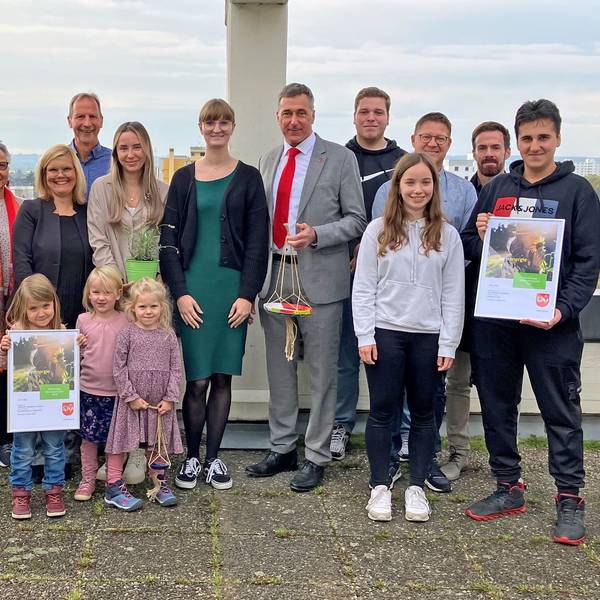 Das Foto zeigt die Preisträger des Klimaschutzpreises in Wesseling.