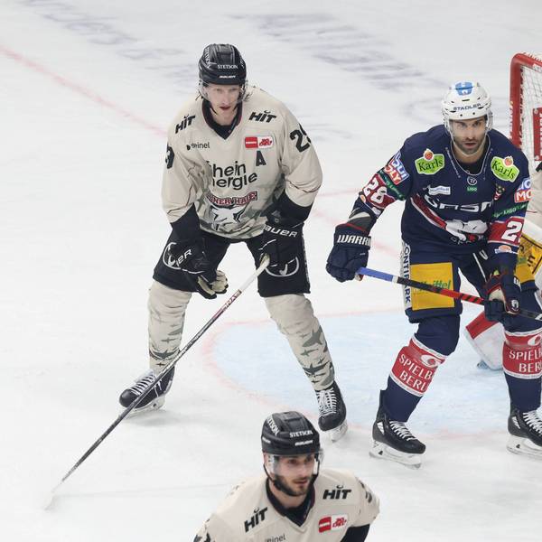 Eishockey-Spieler stehen dicht gedrängt vor dem Tor mit dem Goalie Tobias Ancicka.