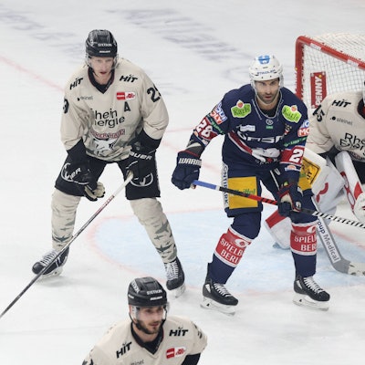 Eishockey-Spieler stehen dicht gedrängt vor dem Tor mit dem Goalie Tobias Ancicka.