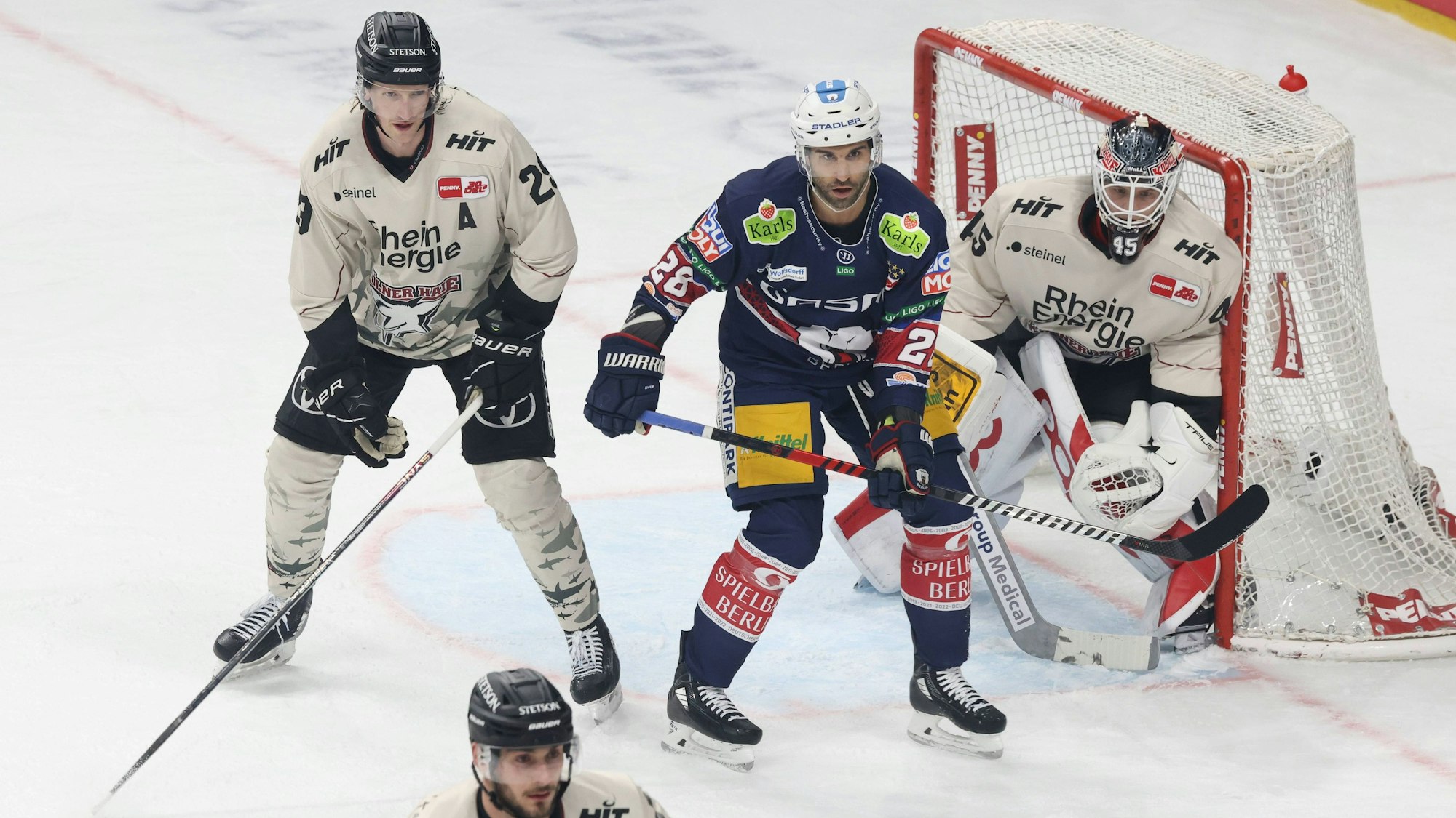 Eishockey-Spieler stehen dicht gedrängt vor dem Tor mit dem Goalie Tobias Ancicka.