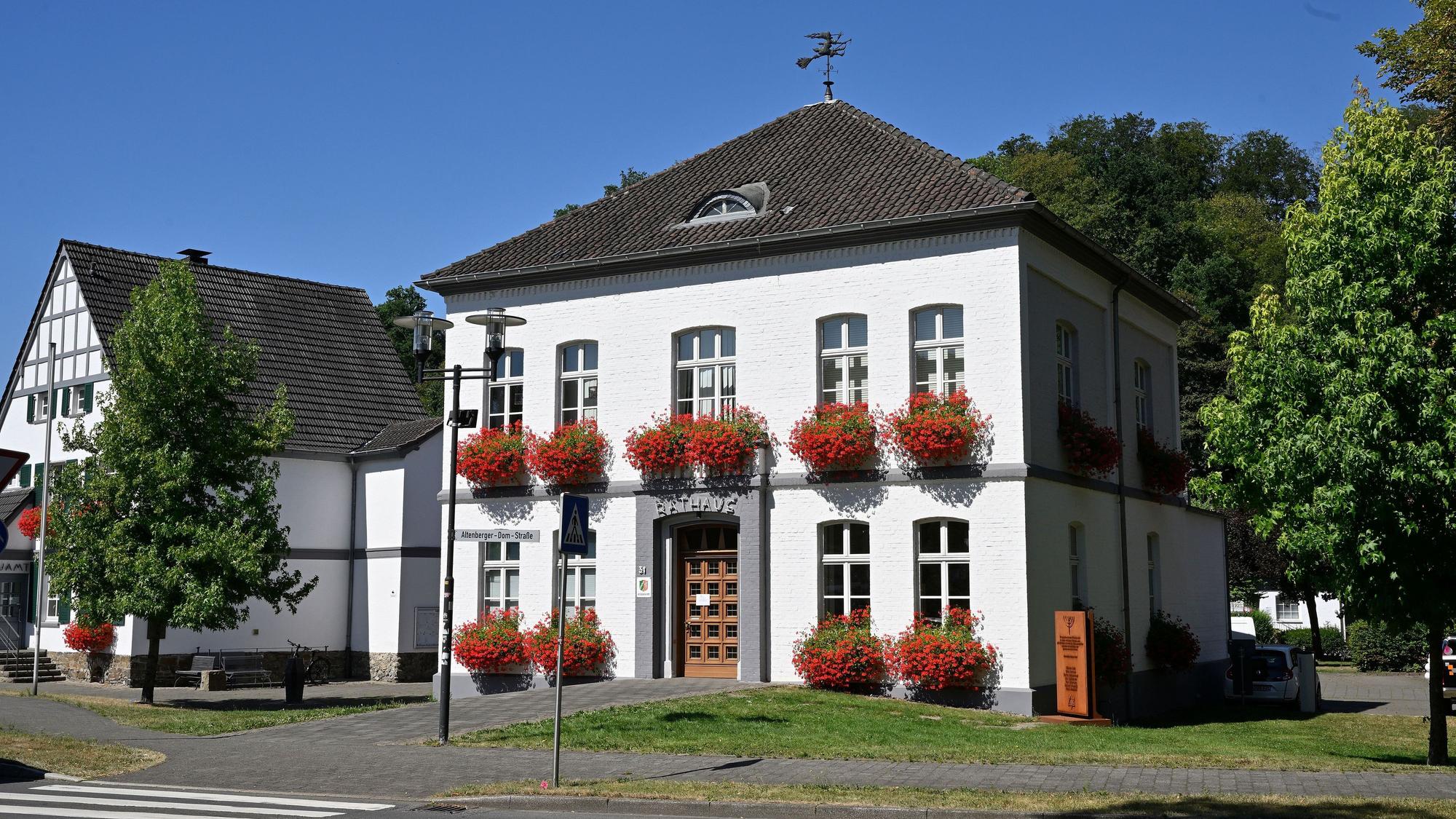Das Odenthaler Rathaus mit Geranien vor den Fenstern.
