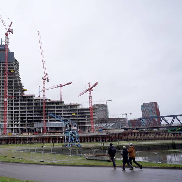 Blick auf die Baustelle des Elbtowers an den Elbbrücken im Hafen