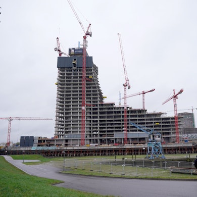 Blick auf die Baustelle des Elbtowers an den Elbbrücken im Hafen