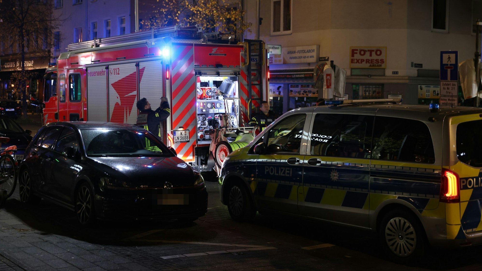 Die Polizei hat das Gebiet um die Venloer Straße großräumig abgesperrt.