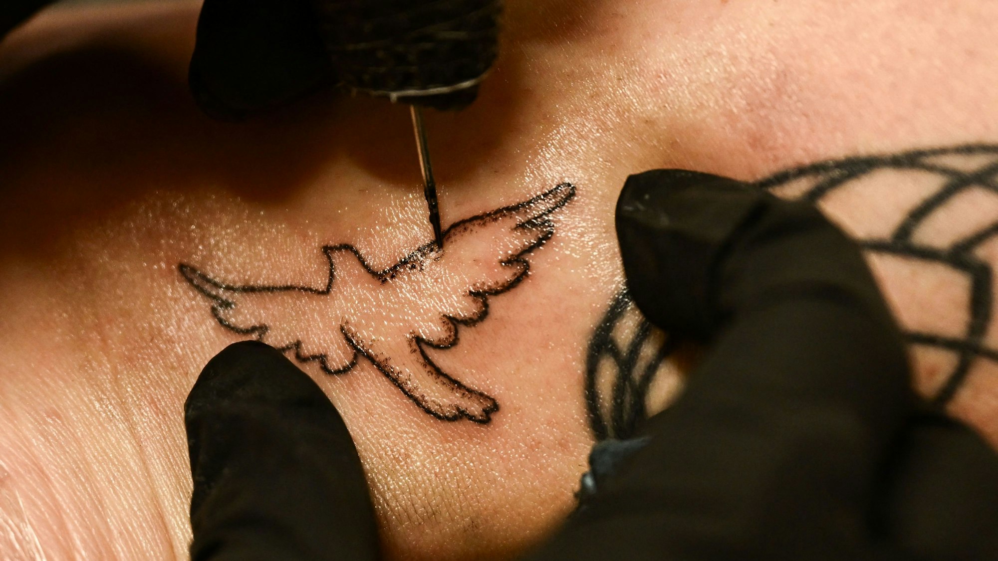 Kat Dukes tätowiert ein Motiv.