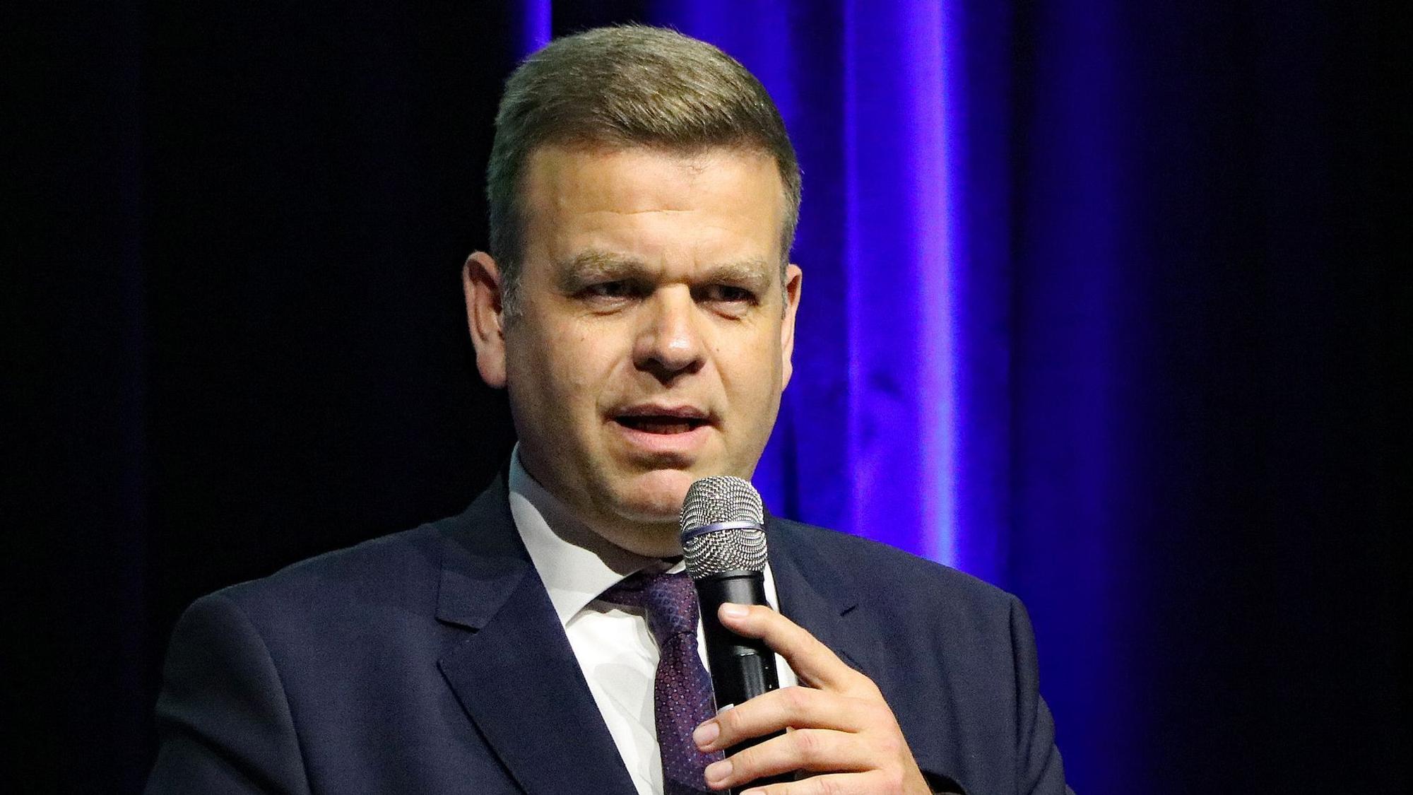 Auf dem Foto ist Staatssekretär Matthias Heidmeier zu sehen.