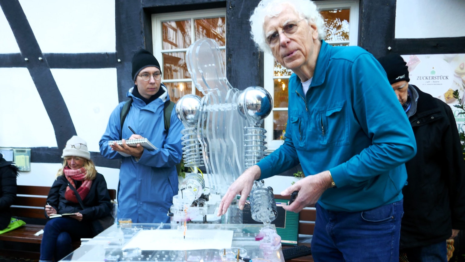 Knut Reinhardt aus Rheinbach hat einen Urban Sketcher selbst erfunden: Einen Roboter, der dank KI nach einer Fotovorlage zeichnet.