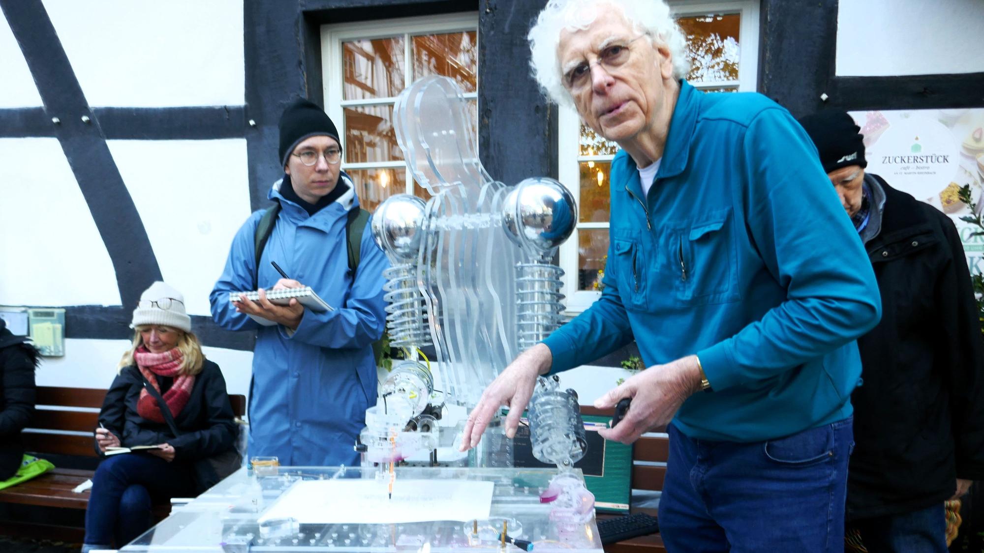 Knut Reinhardt aus Rheinbach hat einen Urban Sketcher selbst erfunden: Einen Roboter, der dank KI nach einer Fotovorlage zeichnet.
