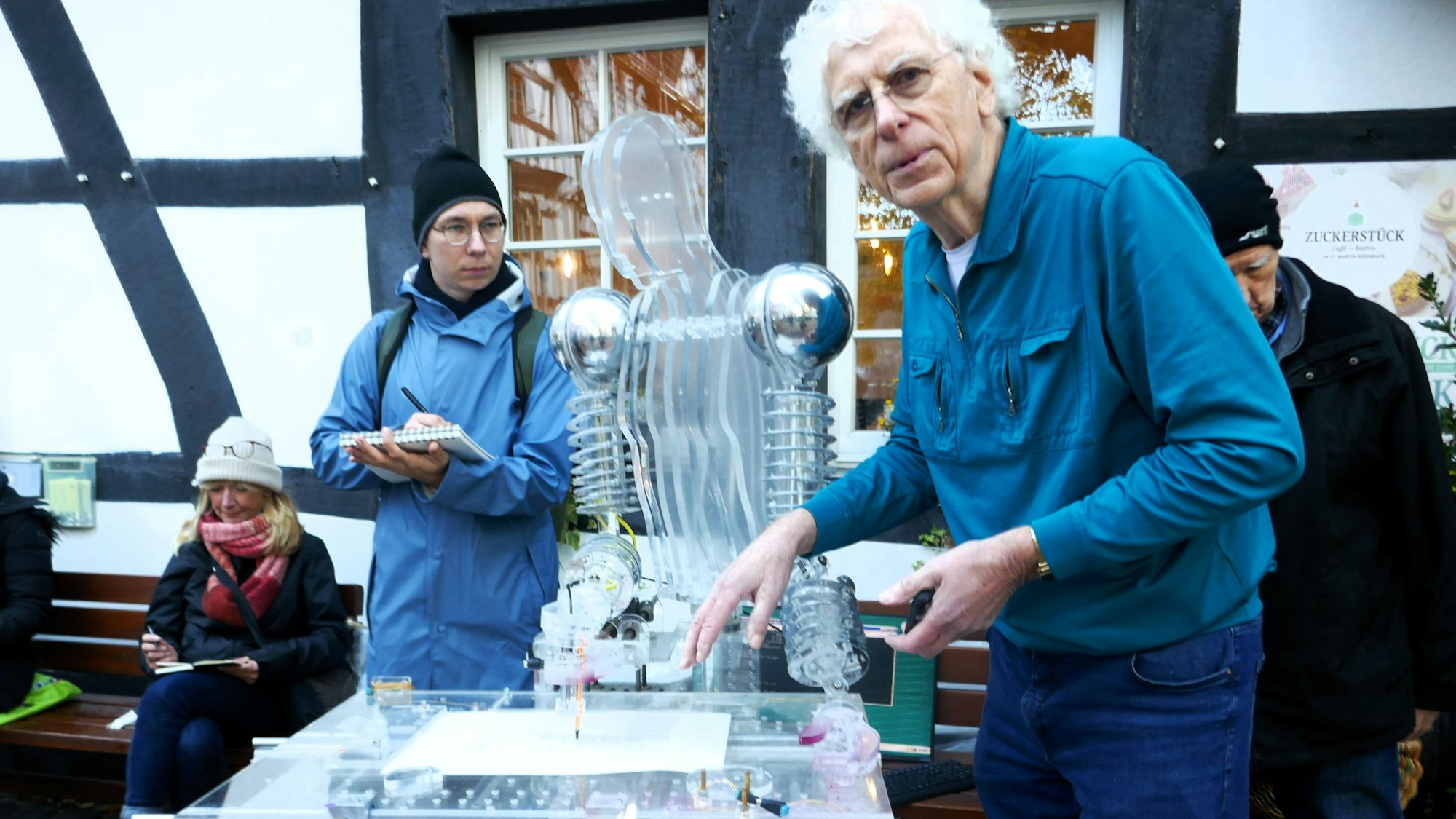 Knut Reinhardt aus Rheinbach hat einen Urban Sketcher selbst erfunden: Einen Roboter, der dank KI nach einer Fotovorlage zeichnet.