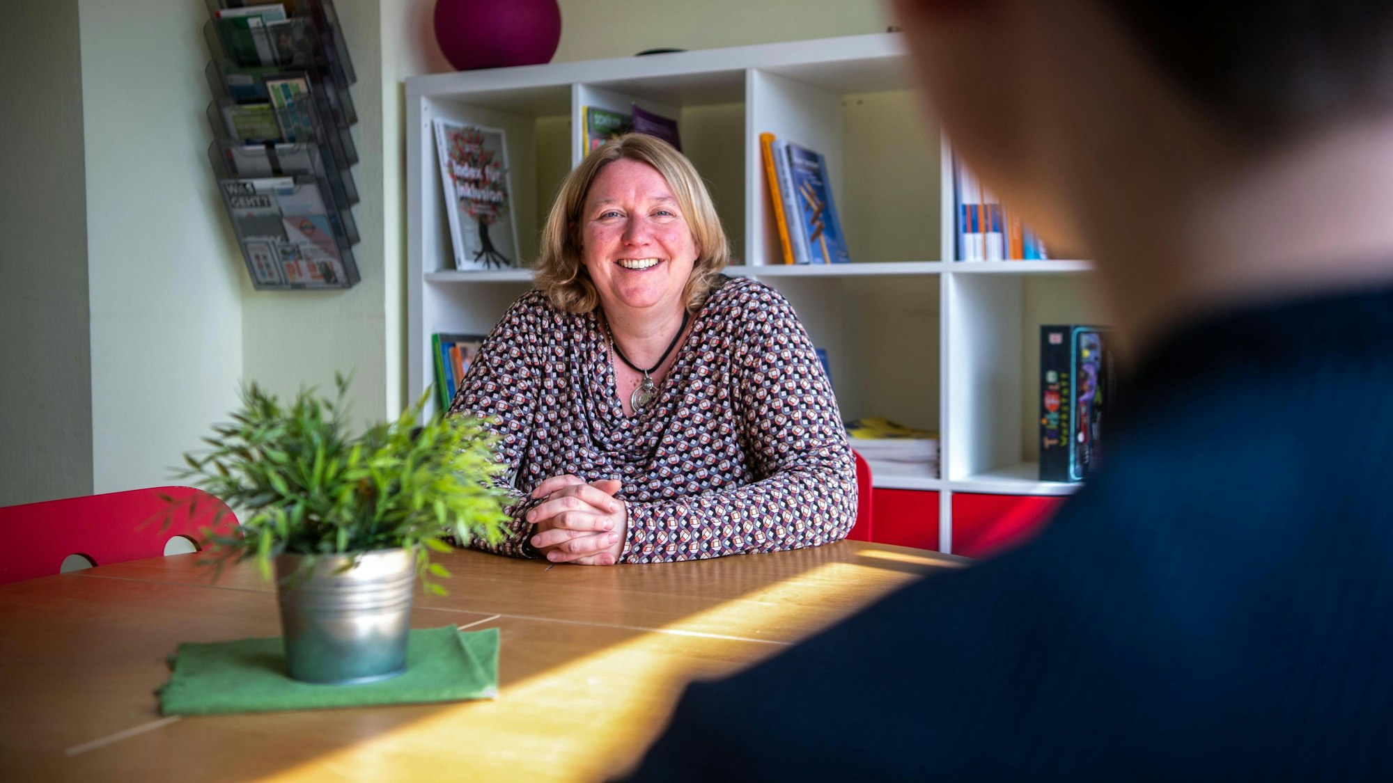 Das Bild zeigt Yvonne Scholtysik während eines Gesprächs mit einem Schüler.