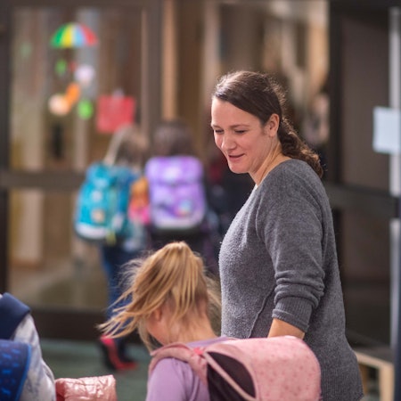 Das Bild zeigt Schulsozialarbeiterin Monika Esser im Gespräch mit zwei Schülerinnen.