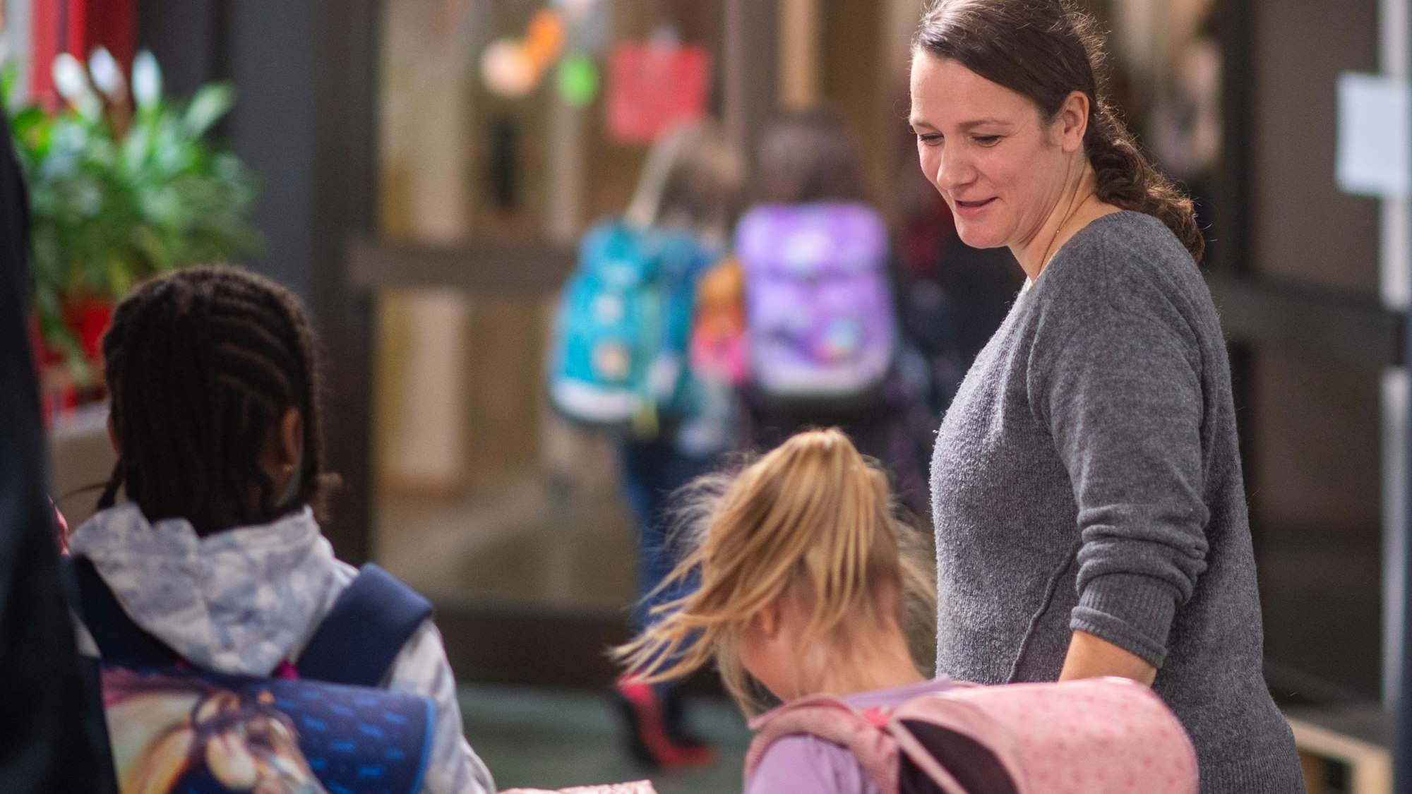 Das Bild zeigt Schulsozialarbeiterin Monika Esser im Gespräch mit zwei Schülerinnen.