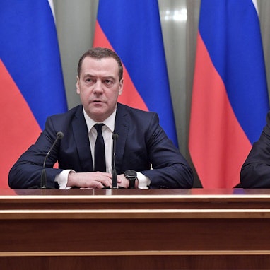 Der Vizechef des russischen Sicherheitsrats Dmitri Medwedew gilt als enger Vertrauter von Kremlchef Wladimir Putin. Nun hat Medwedew Polen mit einer „direkten Konfrontation“ gedroht. (Archivbild)