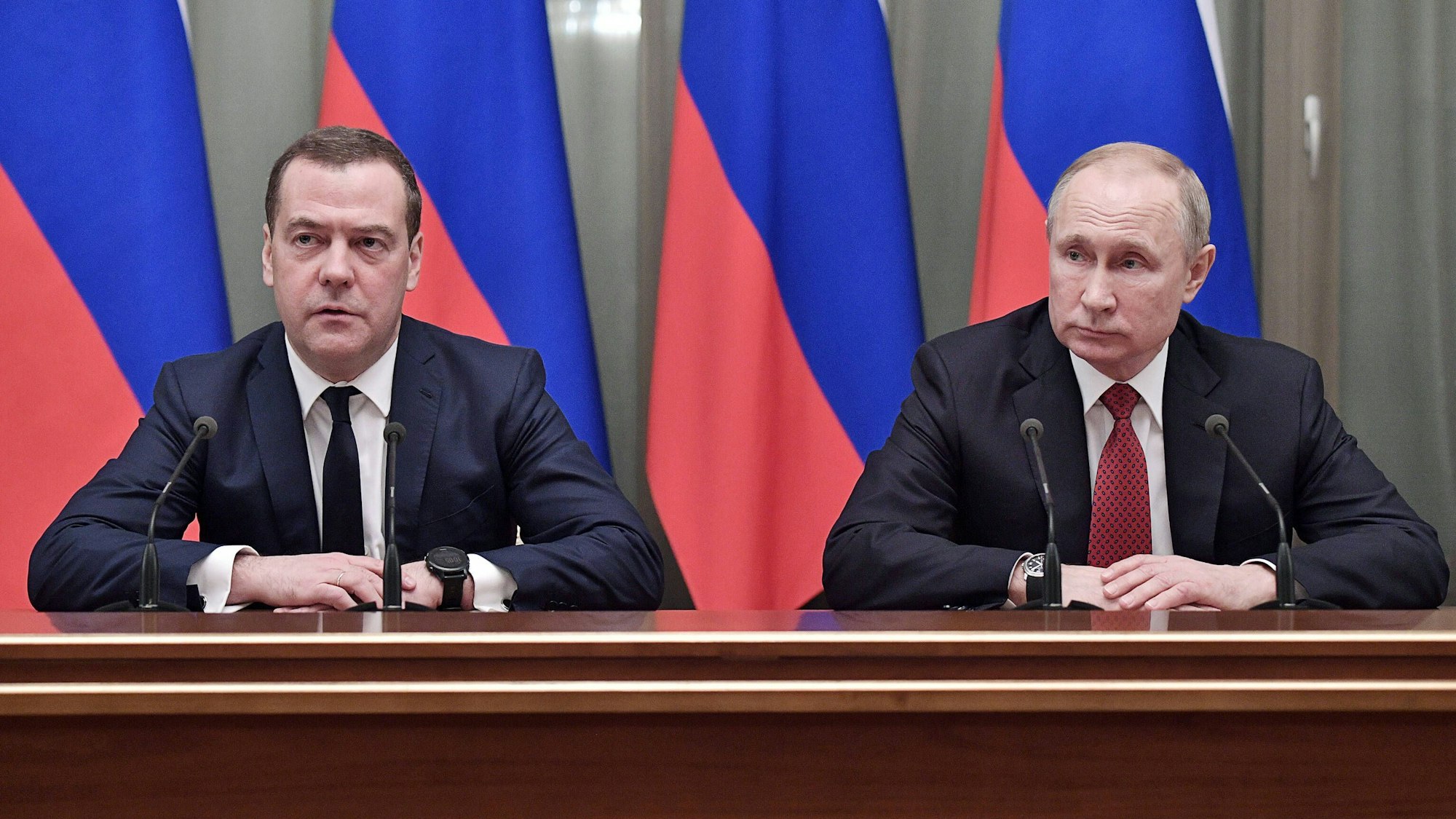 Dmitri Medwedew, Vizechef des russischen Sicherheitsrats, zusammen mit Kremlchef Wladimir Putin bei einer Pressekonferenz. Medwedew hat die Bauernproteste in Deutschland kommentiert.